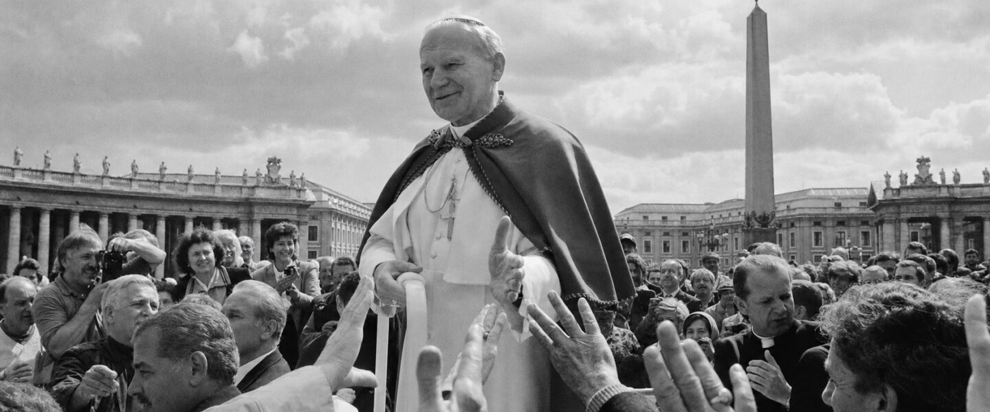 Giovanni Paolo II saluta i fedeli in piazza San Pietro durante un incontro pubblico nel 1987