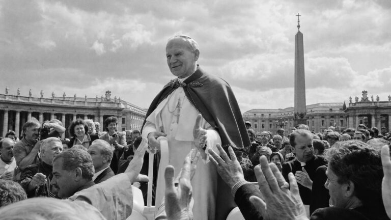 «La Madonna gli parla direttamente»: il segreto mistico di Giovanni Paolo II