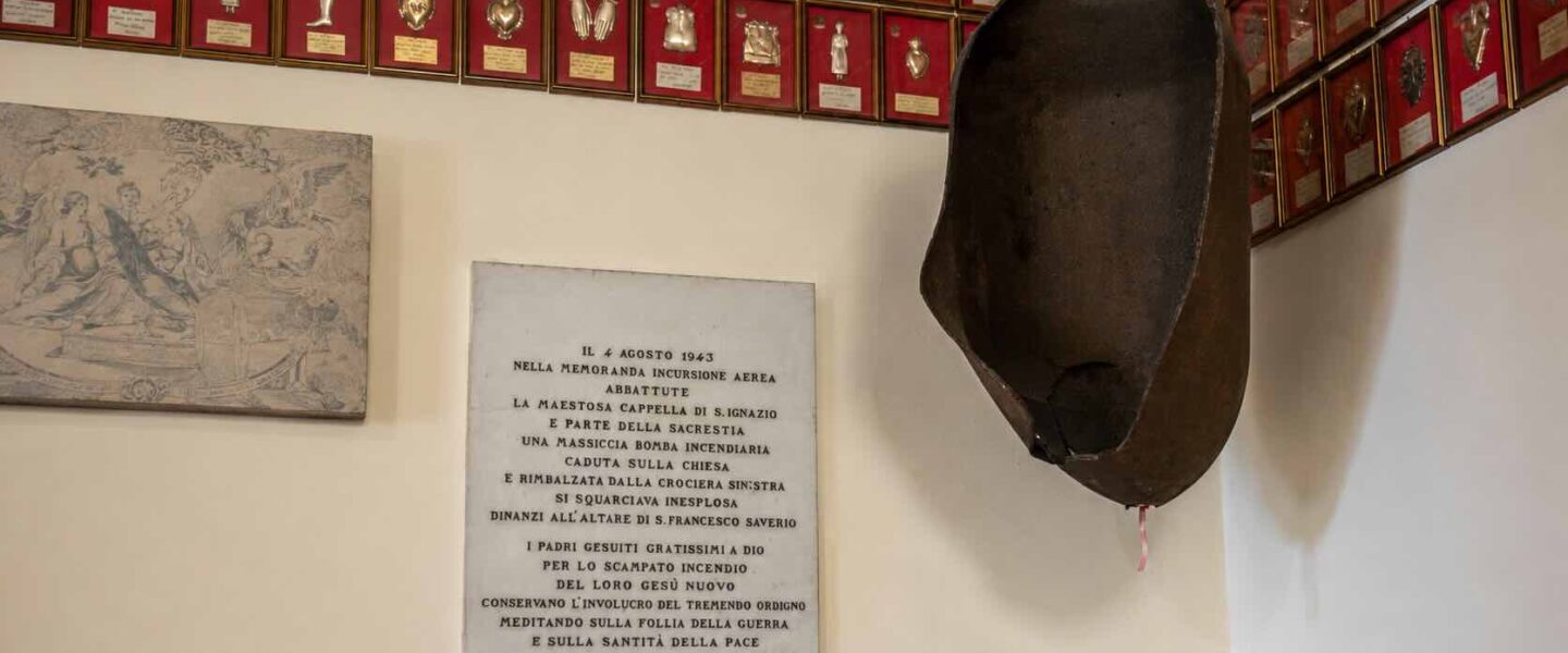 Bomba inesplosa del 4 agosto 1943 conservata nella chiesa del Gesù Nuovo a Napoli accanto alla lapide commemorativa